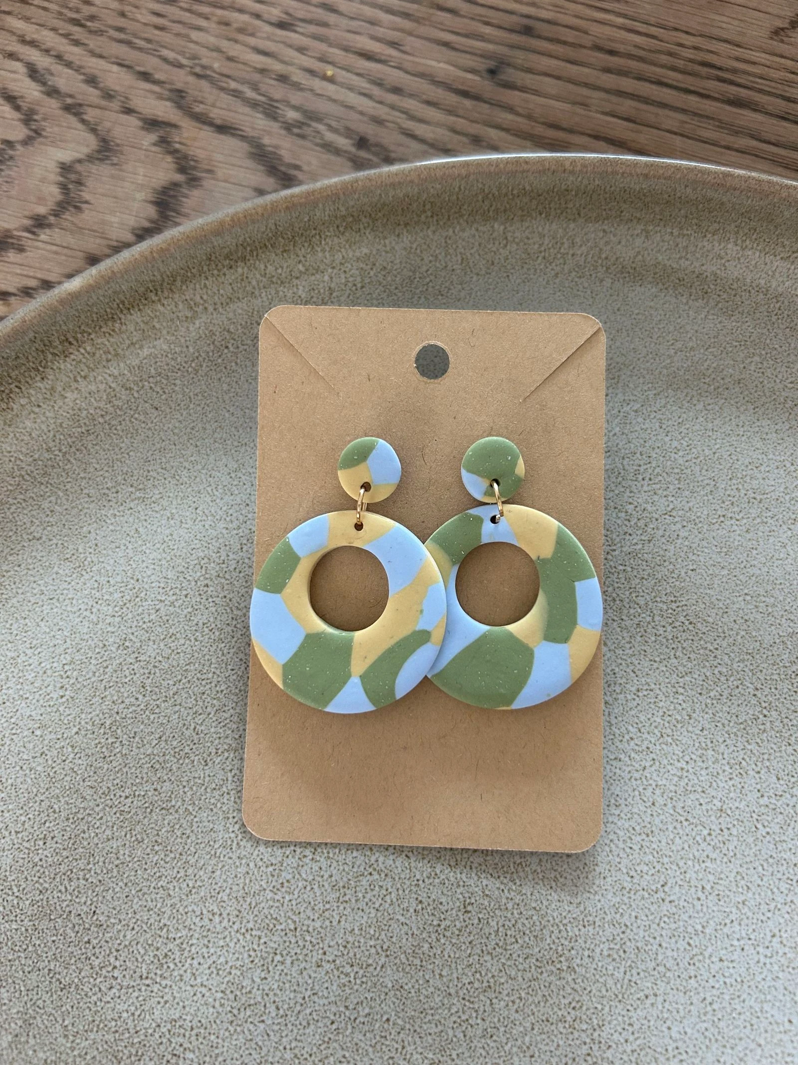 *nieuw* blauwe oorbellen met groen en geel 